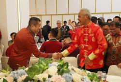 Gaya Ganjar Pranowo Tampil dengan Baju Khas Etnis Tionghoa saat Perayaan Imlek