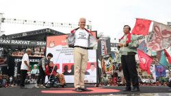 Ganjar Bangkitkan Dono Warkop DKI dengan Kaos Clean Government di Simpang Lima Semarang <