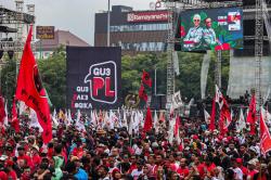 Ribuan Massa Pendukung Ganjar-Mahfud Berdatangan ke Simpang Lima Semarang