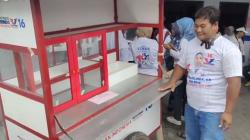 Pedagang asal Tulungagung  Terharu Dapat Gerobak Perindo dari Caleg Venna Melinda<