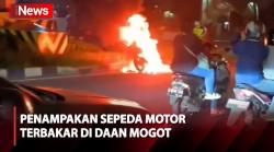 Detik- Detik Sepeda Motor Terbakar di Daan Mogot, Diduga akibat Korsleting Listrik