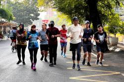 Momen Warga Semarang Rebutan Foto Bersama Ganjar saat Berolahraga Pagi