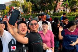 Ganjar-Atikoh Jadi Rebutan Swafoto Warga saat Olahraga di Simpanglima Semarang