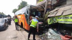 Kecelakaan di Lamongan, Bus Penuh Penumpang Tabrak Rumah dan Warung<