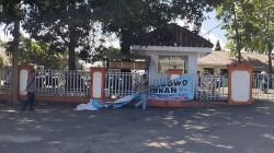 Masa Tenang Kampanye, Bawaslu Lebak Bersihkan TPS dari Alat Peraga Kampanye <