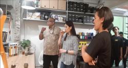 Potret Wamenparekraf Angela Tanoesoedibjo Cicipi Kopi Racikan Barista Surabaya