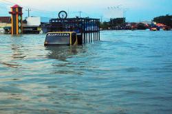 Jalan Pantura Demak-Semarang Masih Putus, Kendaraan Terjebak di Tengah Banjir