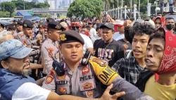 Demo Ricuh, Massa Pro dan Kontra Pemakzulan Jokowi Bentrok di Depan Gedung DPR