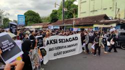 Demo Tuntut Jokowi Mundur, Ribuan Mahasiswa Jogja Penuhi Pertigaan Gejayan<