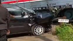 Mobil Tertabrak KRL Commuter Line di Pelintasan Tanah Kusir Jaksel