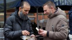 Umat Islam Belanda Bagikan Alquran ke Warga Buntut Pembakaran Kitab Suci