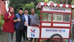 Bagikan Gerobak Perindo ke Warga Cipayung, Ini Harapan Yusuf Mansur dan Wahyu Nur Iman