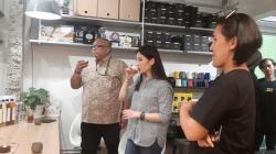 Nyeruput Kopi Racikan Barista Surabaya, Wamenparekraf Angela: Wah Enak Sekali Ya<