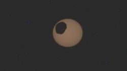 Epic! Rover Perseverance Tangkap Bulan Mars Phobos Melintas Matahari