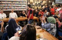 Makan Malam Bareng Cak Lontong di Semarang, Ganjar Malah Diserbu Warga<