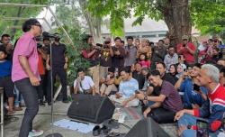 Jelang Coblosan, Ganjar Duduk Lesehan Dengarkan Slank Bernyanyi di TBRS Semarang<