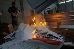 12.000 Lebih Surat Suara Rusak Dibakar KPU Batang