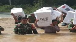 Potret Aparat Pikul Logistik Pemilu Seberangi Banjir di Lampung Utara<