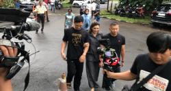 Potret Anang Hermansyah dan Keluarga Kompak Pakai Outfit Monokrom Datang ke TPS 87