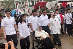 Anies Baswedan dan Keluarga Kompak Berbaju Putih di TPS 60