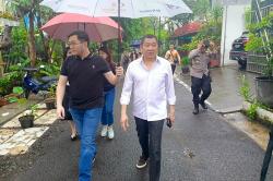 HT dan Keluarga Berikan Hak Suara Pemilu 2024 di TPS 02 Rawa Barat