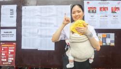 Jessica Tanoesoedibjo Nyoblos di TPS Menteng Sambil Gendong Anaknya