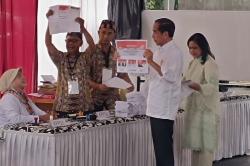 Foto-Foto Jokowi dan Iriana Nyoblos Pemilu 2024