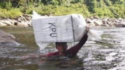 Pilu, Petugas PPK Kecamatan Syiah Utama Gugur saat Arungi Sungai Salurkan Logistik Pemilu <