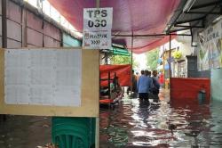 TPS 030 Kedoya Utara Banjir Setinggi Paha, Pencoblosan Menunggu Air Surut