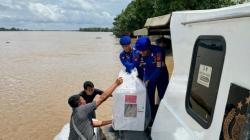 Banjir Muarojambi Meluas, Kotak Suara Diangkut Pakai Kapal Patroli Polairud Polda Jambi<