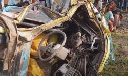 Ngeri! Begini Penampakan Dump Truk Hancur Ditabrak KA Manahan di Brebes<
