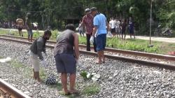 Polisi Dibantu Warga Kumpulkan Bagian Tubuh IRT Tewas Tertabrak Kereta Api di Ngawi<