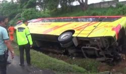 Kecelakaan Bus Arimbi Terguling usai Tabrak Tebing di Tol Cipularang, 57 Luka-Luka