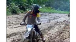 Kisah Heroik Polisi di Wilayah Terpencil, Jalan Kaki 16 Jam Antar Logistik Pemilu<