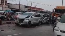 Rem Blong, Truk Penuh Muatan Tanah Tabrak Sejumlah Mobil di Medan<