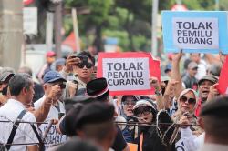 Tolak Pemilu Curang, Puluhan Warga Unjuk Rasa di KPU