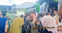 Jadi Idola! Calon Suami Ayu Ting Ting Diserbu Ibu-Ibu saat Berangkat Tugas ke Papua