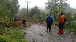 Longsor di Jalan Desa Sukajaya Bogor, Satu Orang Terluka