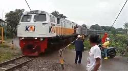 Pengendara Motor di KBB Tewas Tersambar Kereta saat Menuju Tempat Kerja<