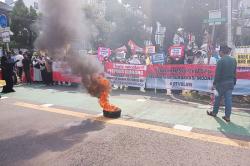 Unjuk Rasa Tolak Pemilu Curang di KPU Memanas, Massa Membakar Ban