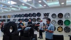 Intip Deretan Ban dari Mobil Sport hingga Offroad di IIMS 2024, Ada yang Dijajal Drifting