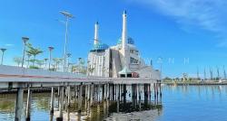 Masjid Unik di Makassar, Bangunannya Terapung dengan Pemandangan Sunset Paling Cantik