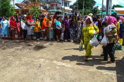 Warga Palembang Antre Beli Paket Beras dan Minyak Goreng Harga Rp67.000