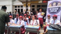 Demonstran Berseragam SD Datangi Kantor KPU DIY, Ajak Belajar Berhitung