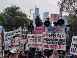 Tolak Pemilu 2024 Curang, Massa Unjuk Rasa di KPU