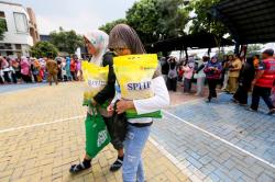 Antrean Panjang Warga Tangerang Beli Beras Murah