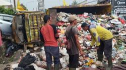 Hindari Angkot dan Fortuner Rem Mendadak, Truk Sampah Tabrak Motor dan Ayla di Sukabumi