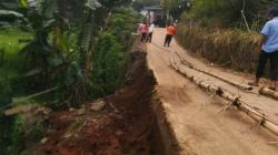 Jalur Tarikolot-Pakansari Bogor Longsor, Akses Warga Terganggu