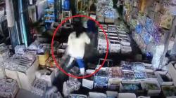 Terekam CCTV Emak-Emak Sangar Serang Warga Pakai Parang di Bengkulu