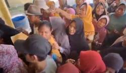 Ratusan Warga Brebes Harus Antre Berdesakan demi Beli Beras Murah<